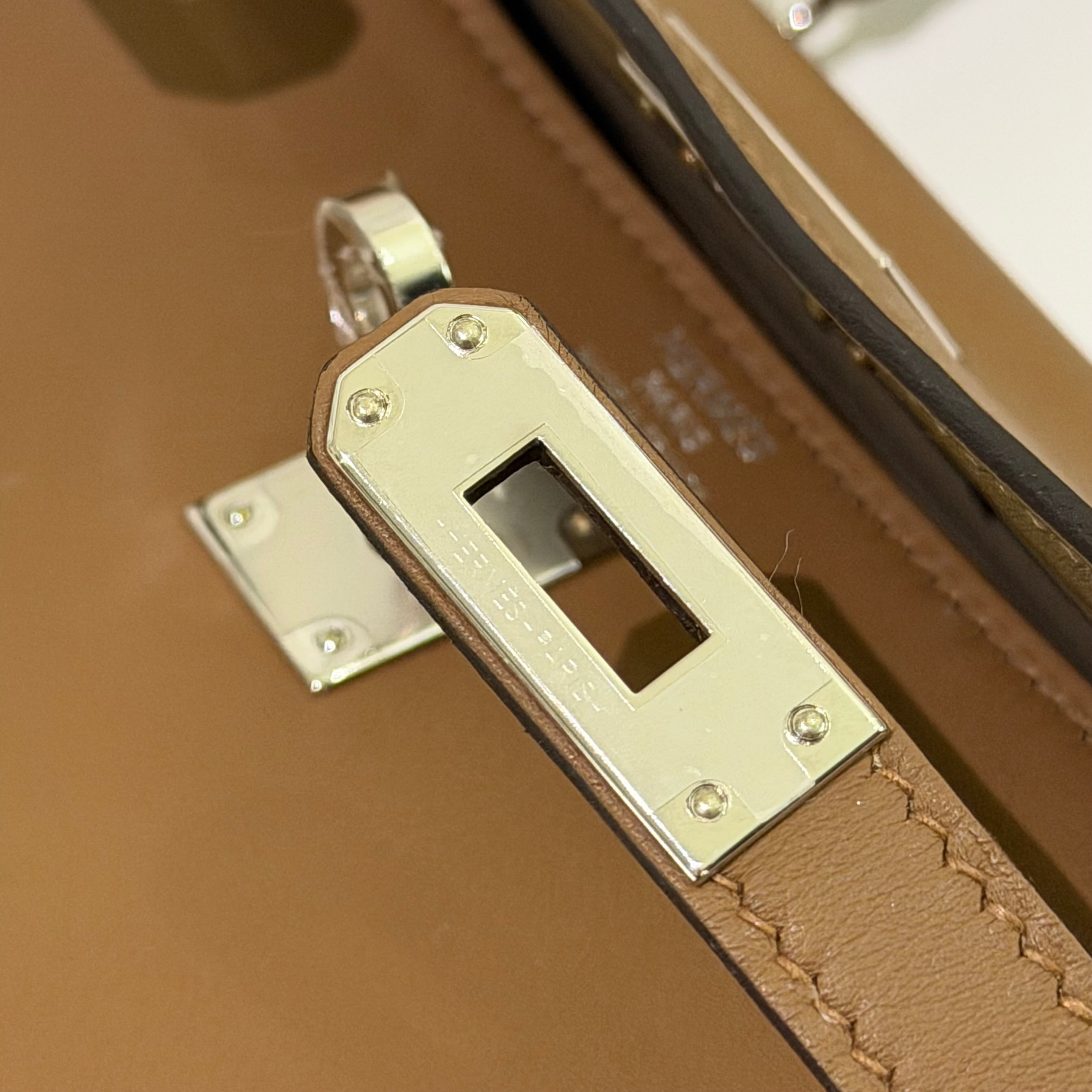 Hermes Kelly 25 Alezan/Beige Swift Leather with Silver Hardware (Stamp W) | HERMES