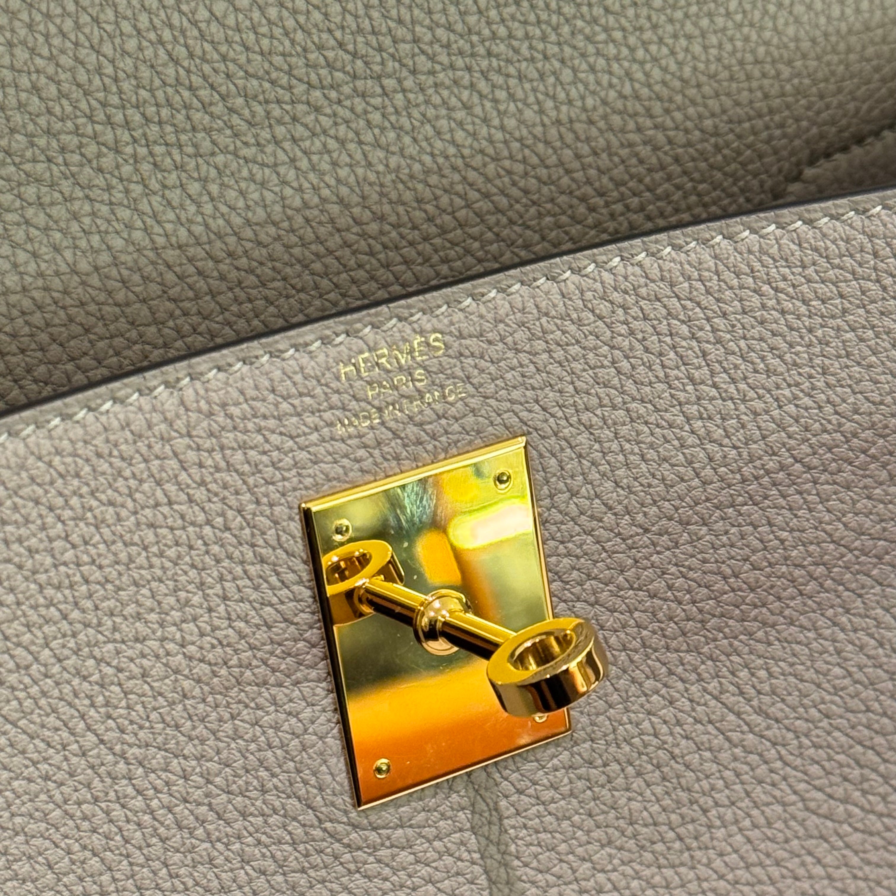 HERMÈS KELLY 28 GRIS TOURTERELLE WITH GOLD HARDWARE