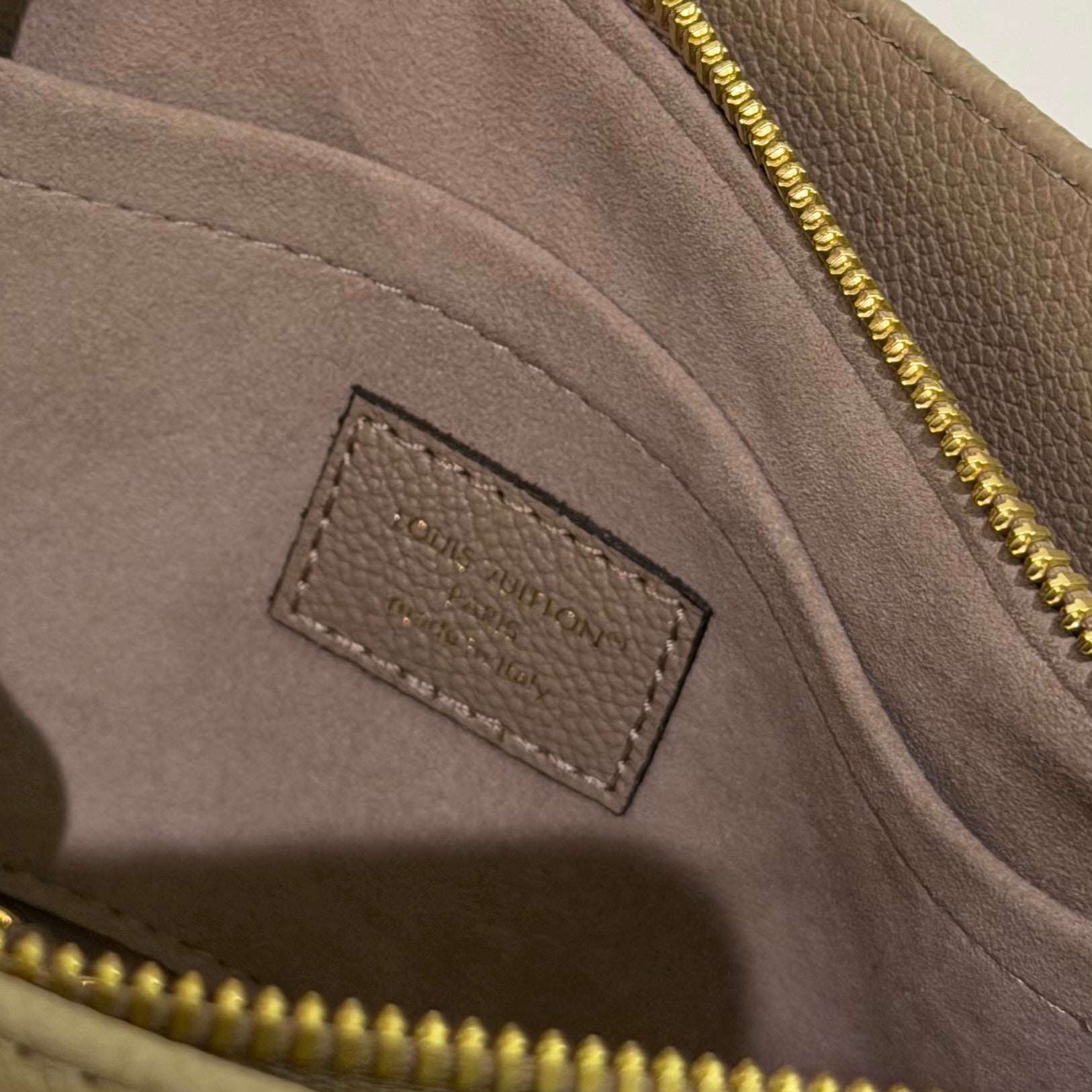 LOUIS VUITTON ON THE GO EAST-WEST ELEPHANT GREY (CHIP MODEL)  Size