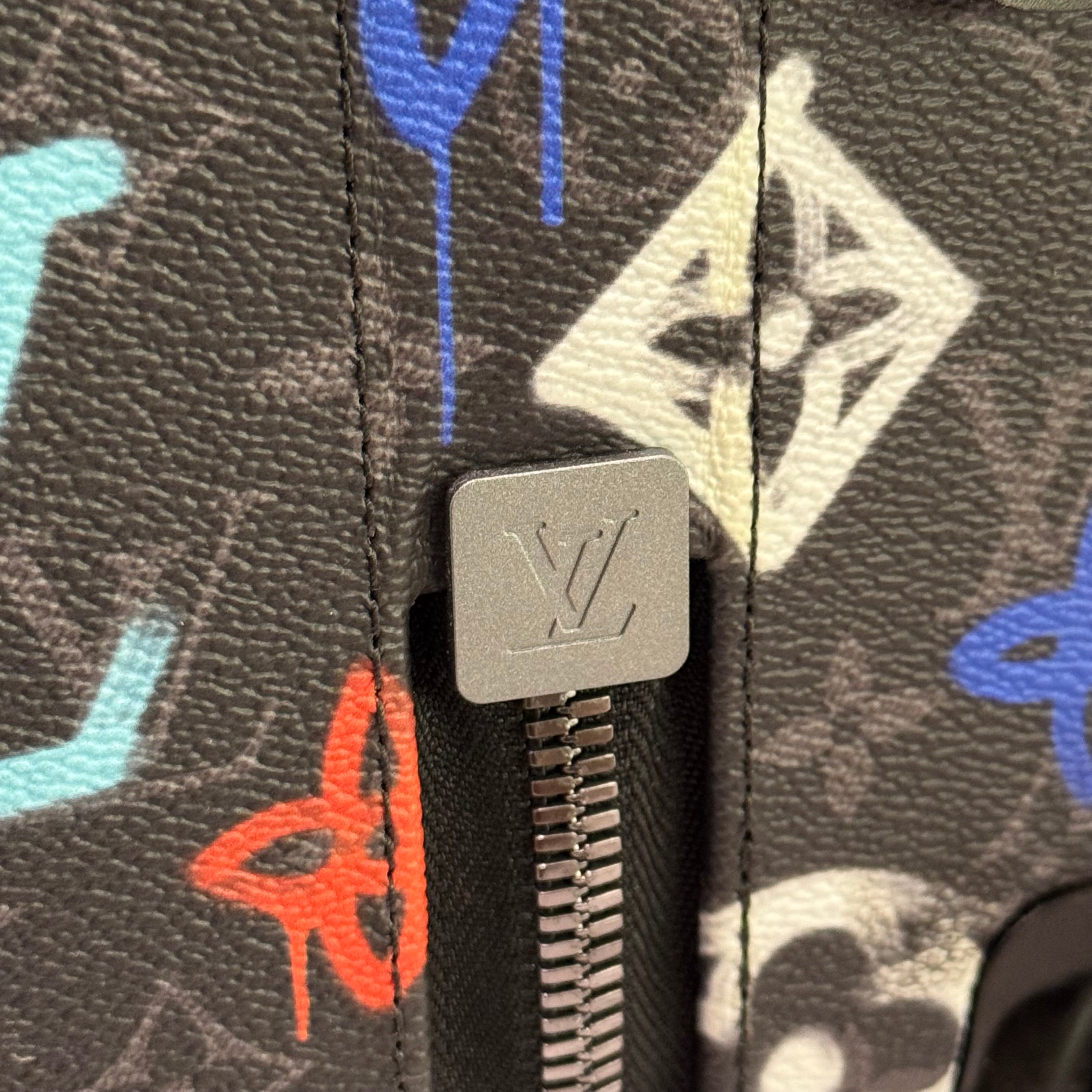 LOUIS VUITTON HORIZON LIMITED EDITION GRAFFITI LUGGAGE