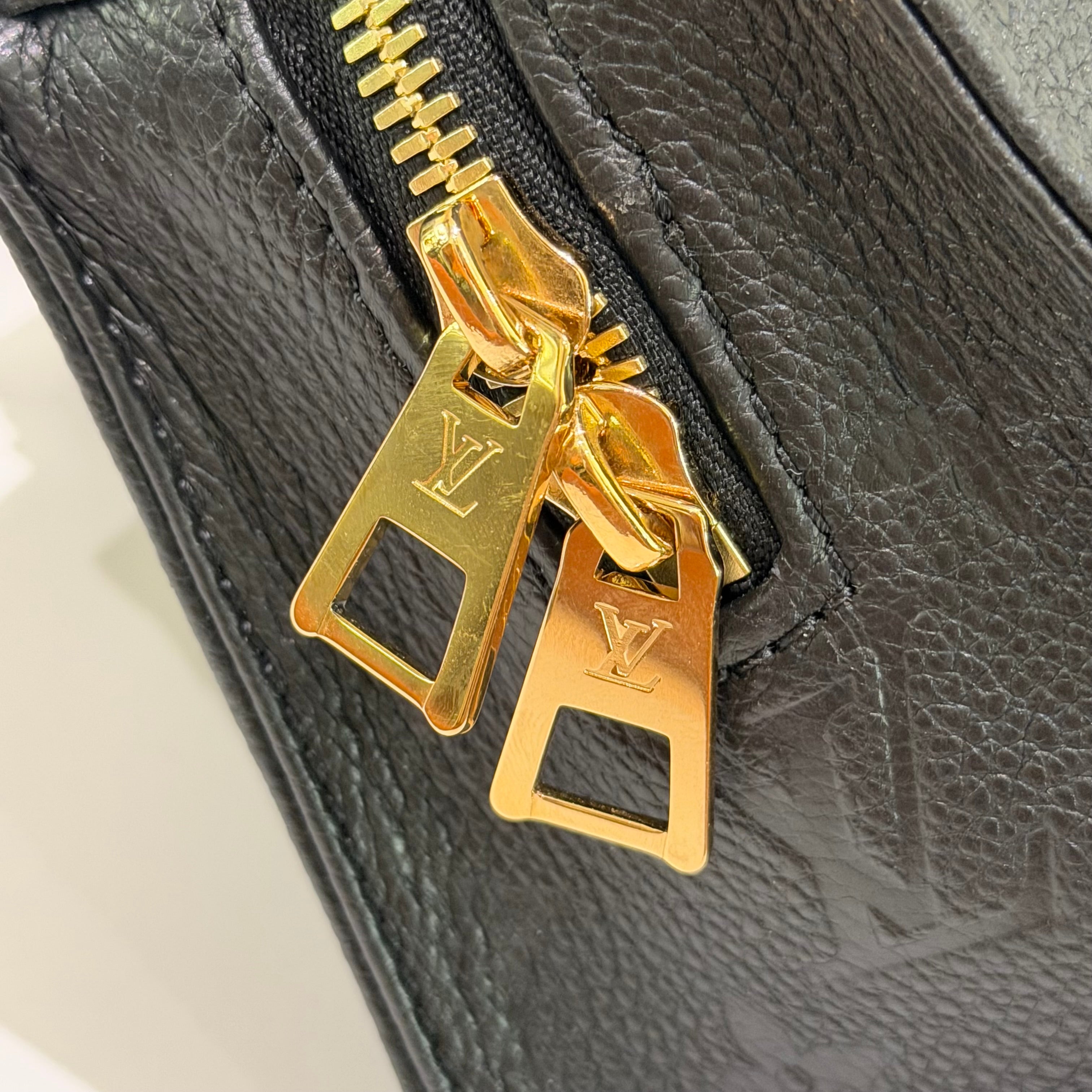 LOUIS VUITTON ON THE GO HORIZONTAL BLACK MONOGRAM (CHIP VERSION)