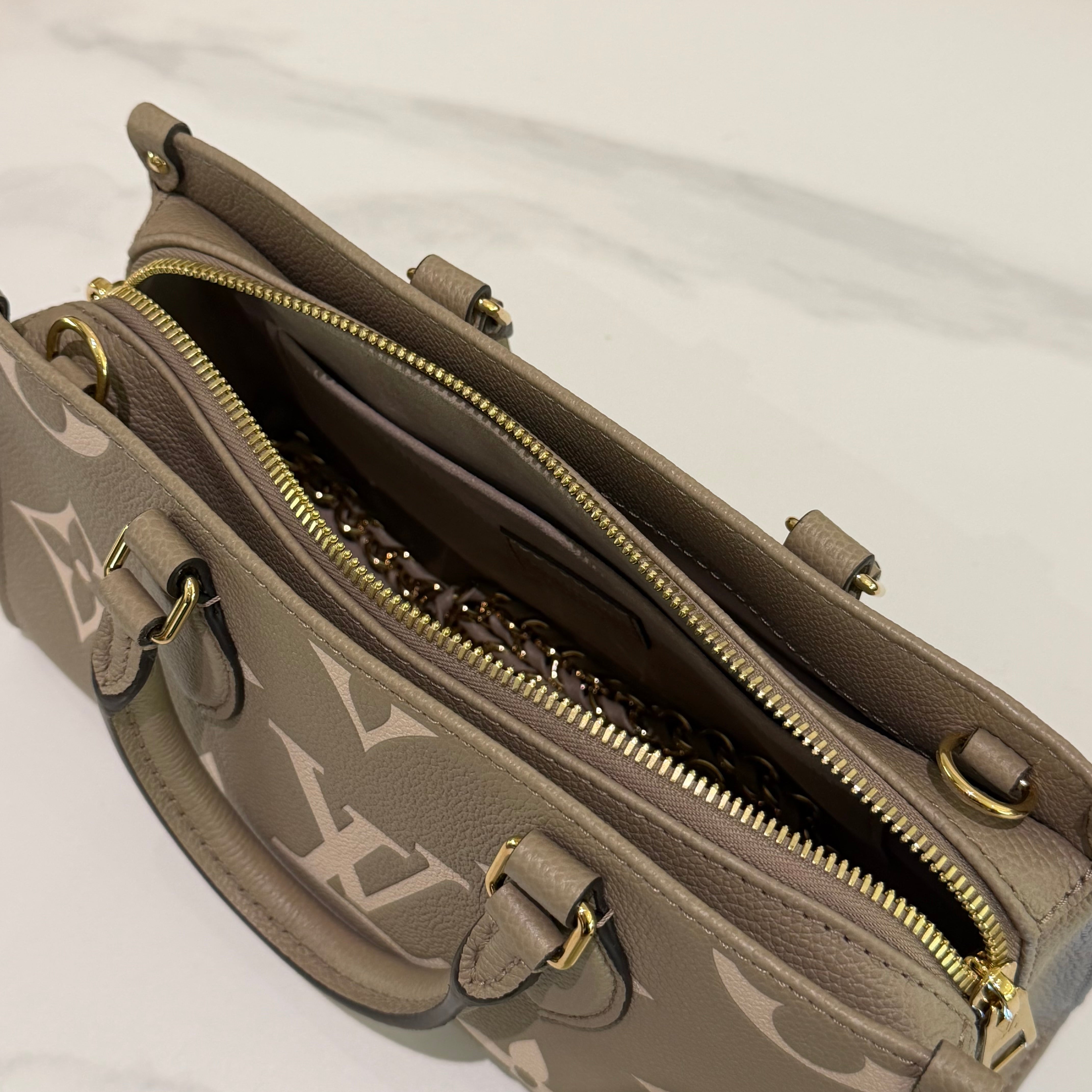 LOUIS VUITTON ON THE GO EAST-WEST ELEPHANT GREY (CHIP MODEL)  Size