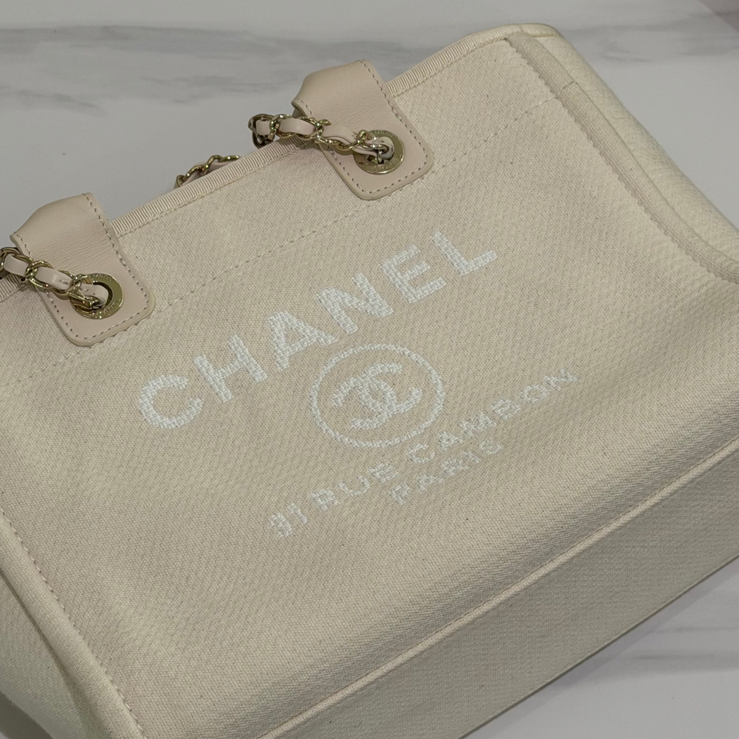 Chanel White Tote Bag (Chip Model)