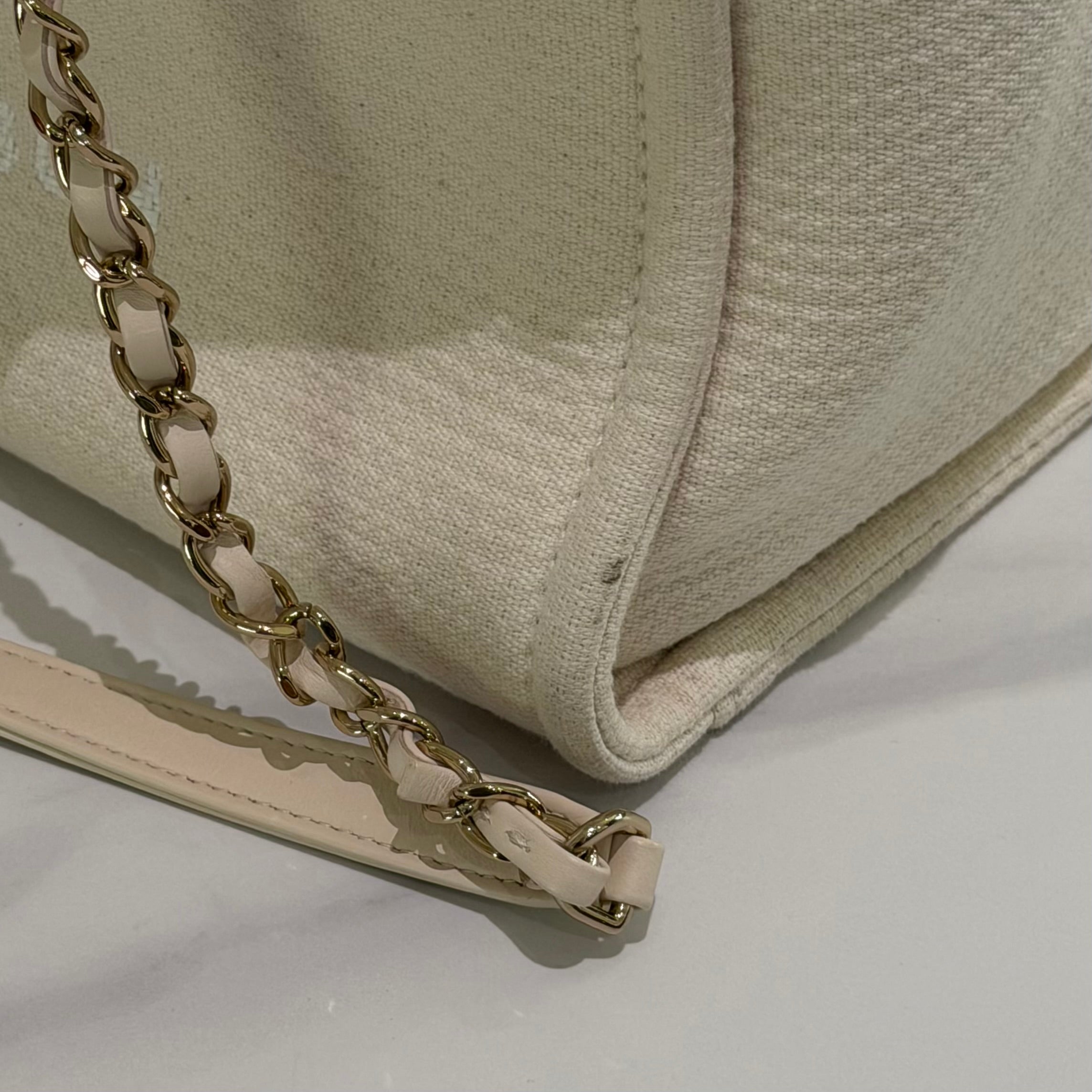 Chanel White Tote Bag (Chip Model)