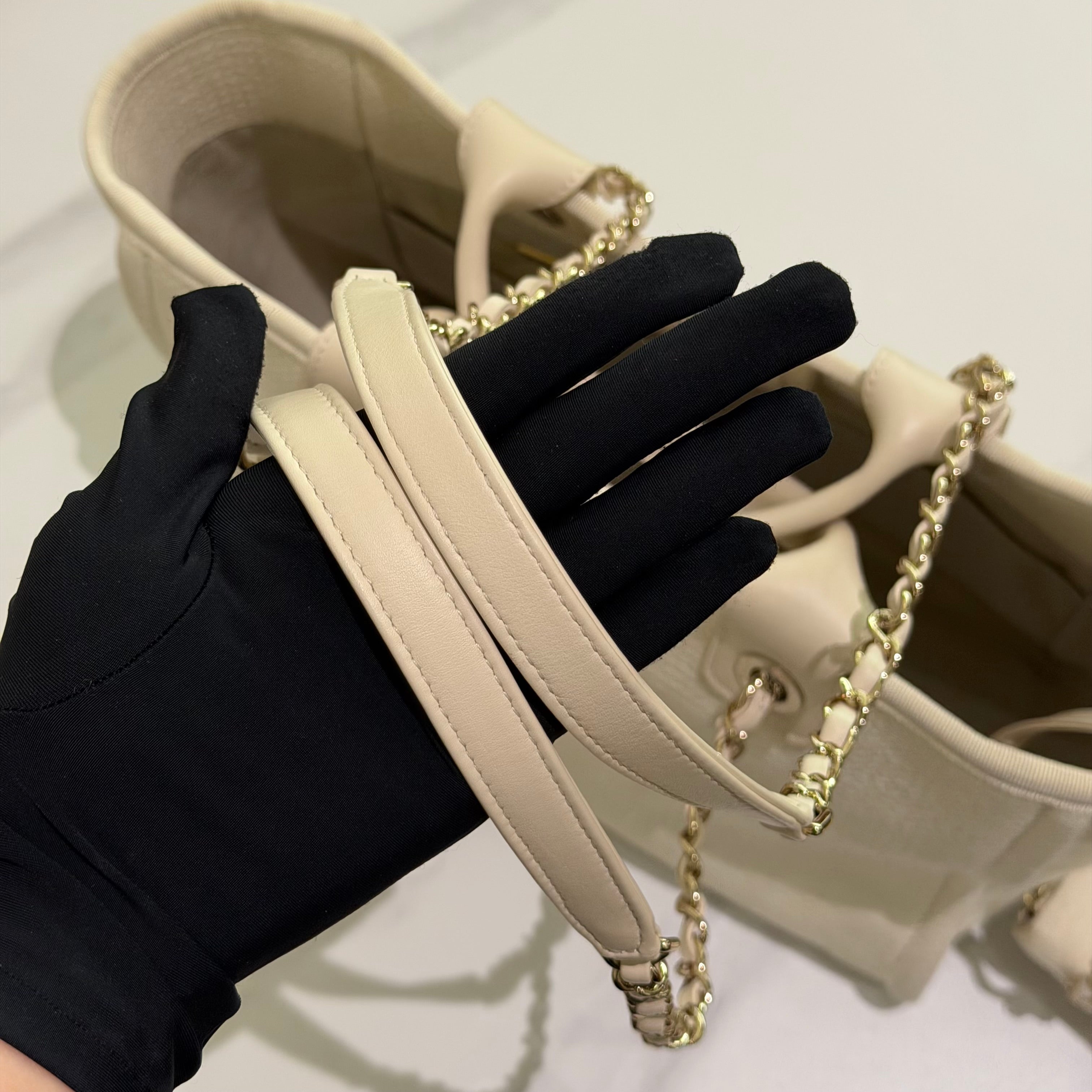 Chanel White Tote Bag (Chip Model)