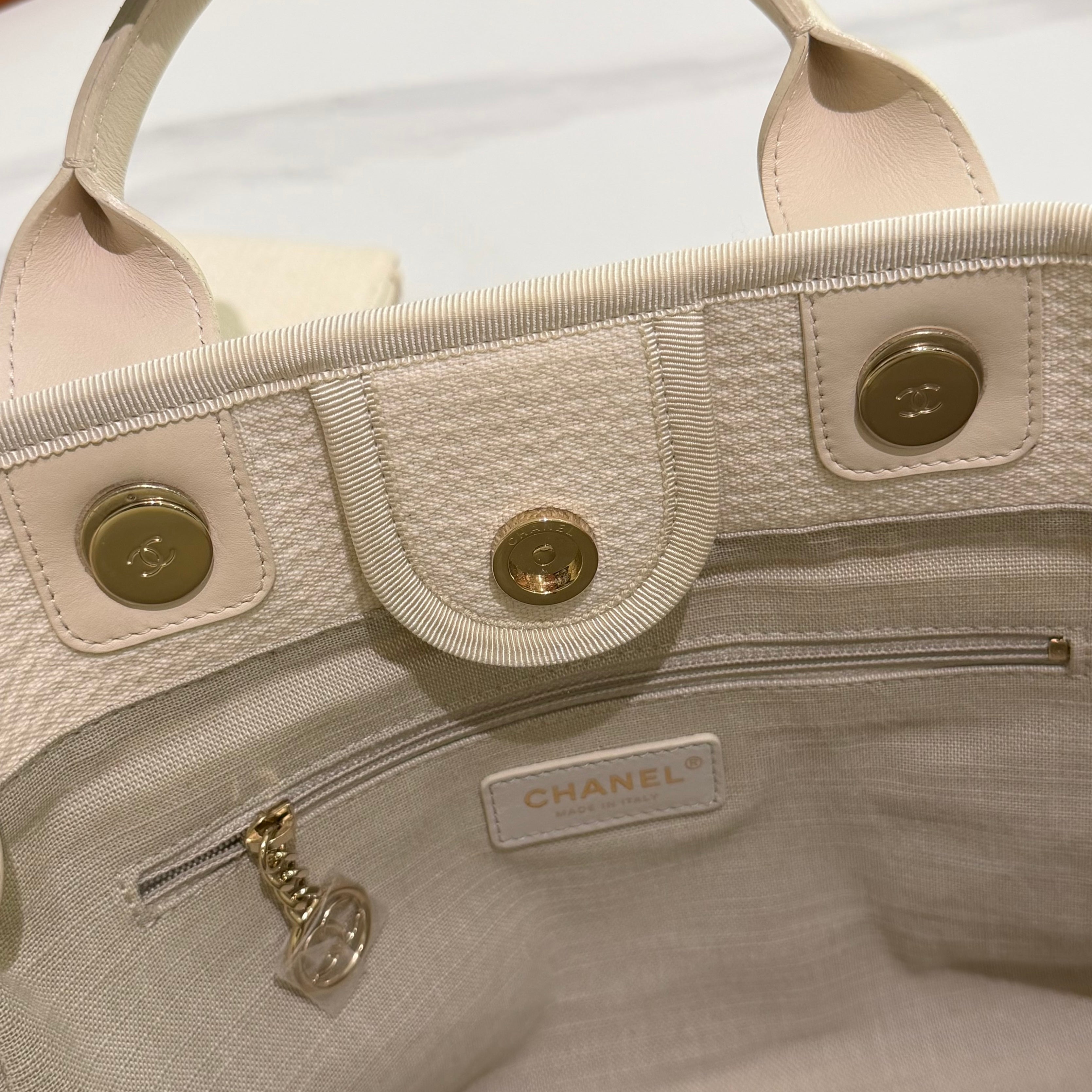 Chanel White Tote Bag (Chip Model)