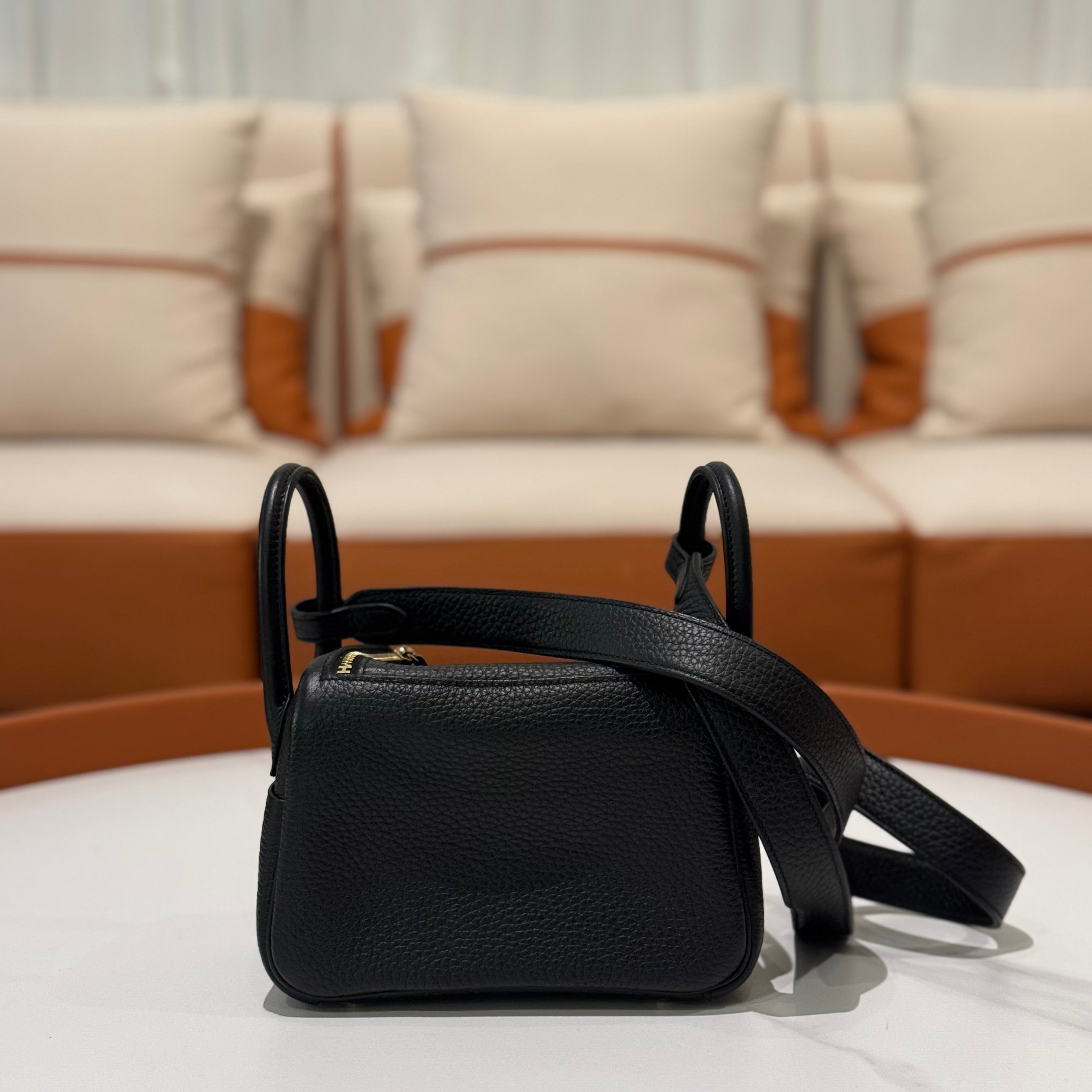 HERMÈS MINI LINDY 19 BLACK TC LEATHER WITH GOLD HARDWARE STAMP B