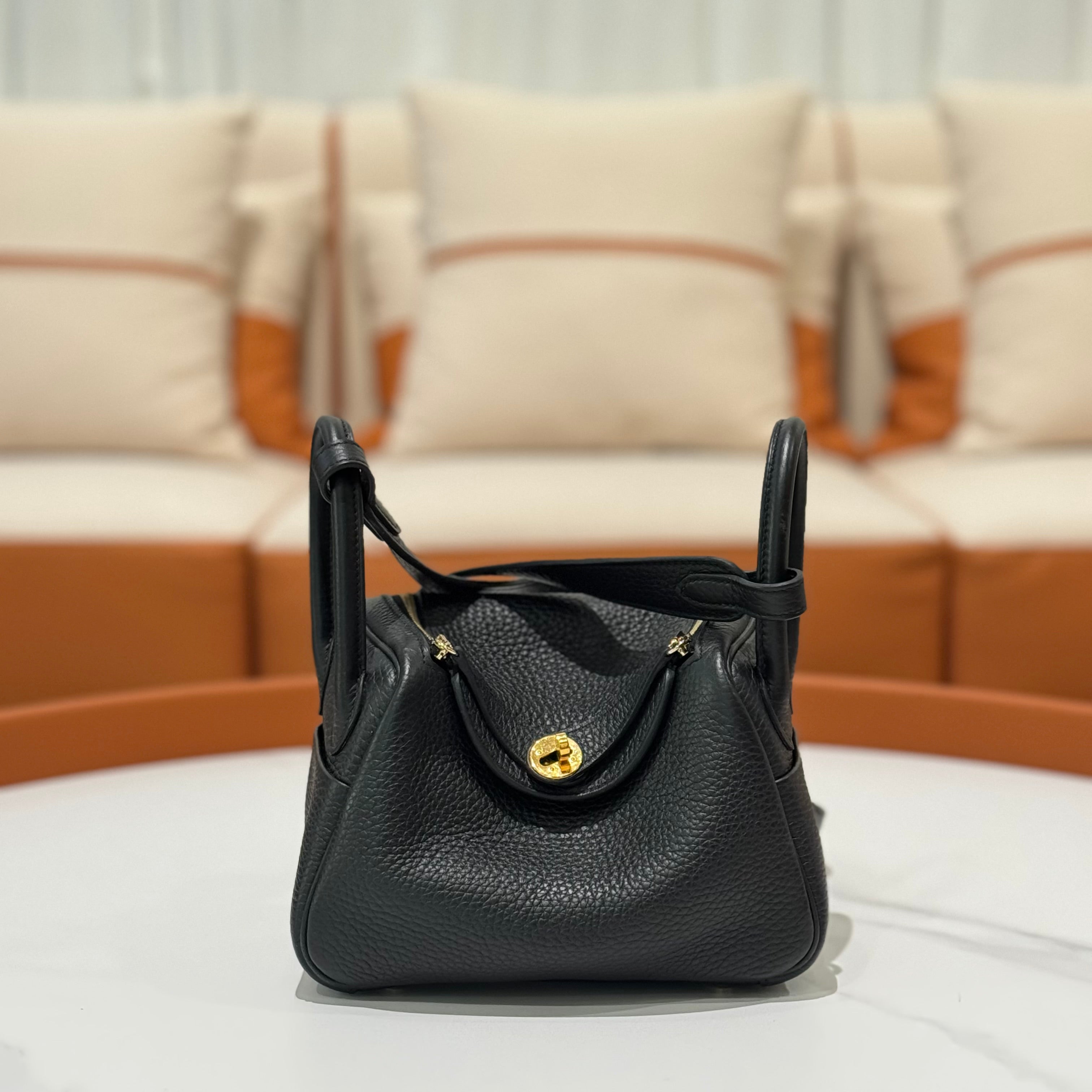 HERMÈS MINI LINDY 19 BLACK TC LEATHER WITH GOLD HARDWARE STAMP B